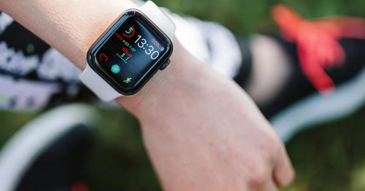 Suivi d’activité affiché sur l’écran d’une montre connectée portée au poignet