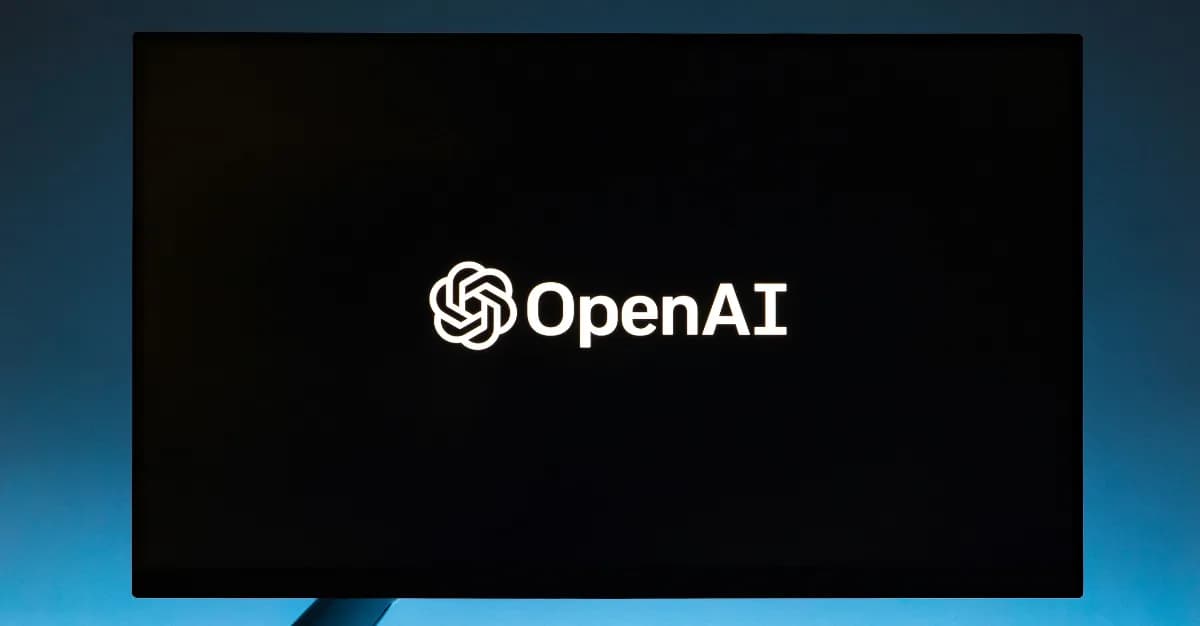 Logo d’OpenAI affiché sur un écran d’ordinateur, illustrant le développement du futur appareil audio de l’entreprise.