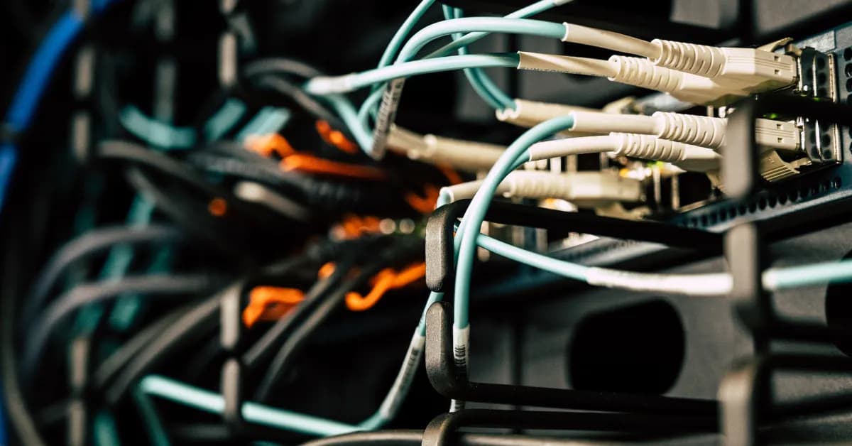 Câbles réseau connectés à un équipement informatique dans une infrastructure d’entreprise