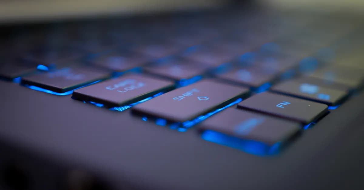 Clavier rétroéclairé bleu symbolisant la sécurité et la technologie Windows